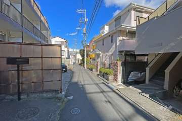 敷地の西側前面道路（南側から）