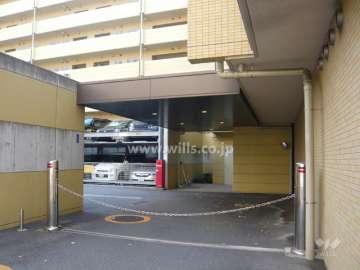 駐車場出入り口はロボットゲート付きです