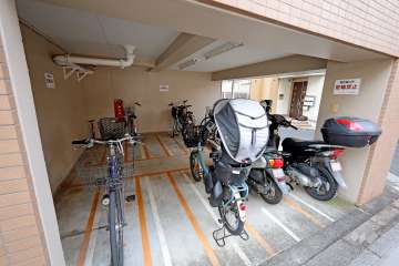 屋内に設けられた駐輪場・バイク置場