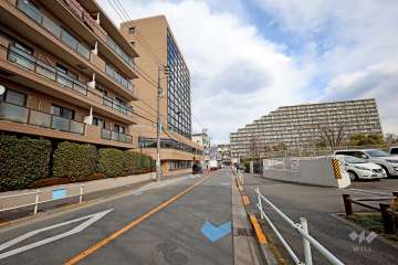 敷地南東側の前面道路（南西側から）