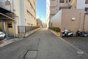 敷地東側の前面道路（北側から）