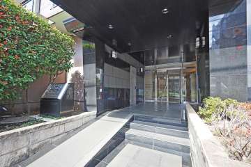 エントランスはスロープが設けられています。