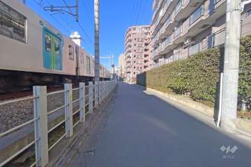 敷地南側の前面道路（東側から）