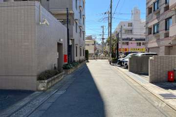 敷地西側の前面道路（北側から）