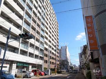 敷地南側は二車線のバス通りです。