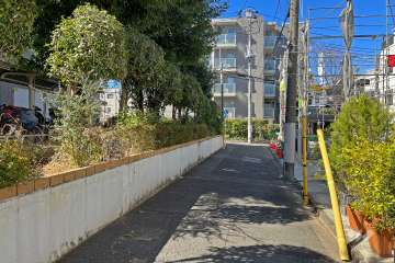 敷地の北側前面道路（東側から）