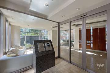 エントランスはオートロック付きです。