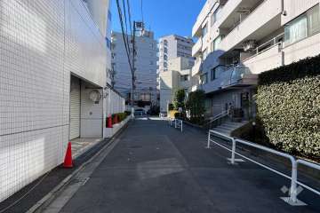 敷地の東側前面道路（北側から）