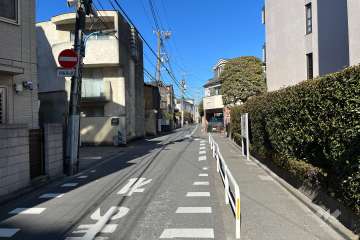 敷地の南側前面道路（東側から）