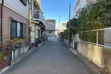 敷地の西側前面道路（南側から）