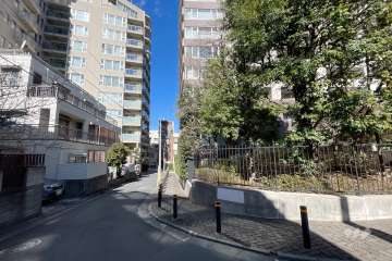 敷地西側の前面道路
