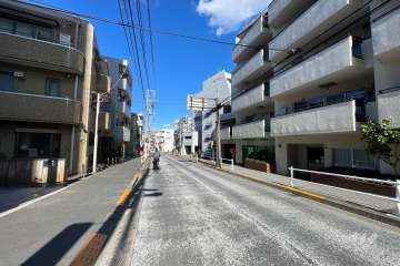 敷地の西側前面道路（南側から）