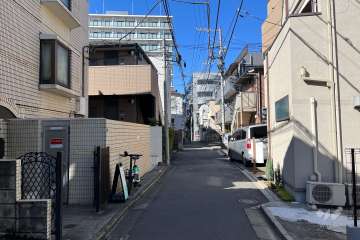 敷地の北側前面道路（東側から）