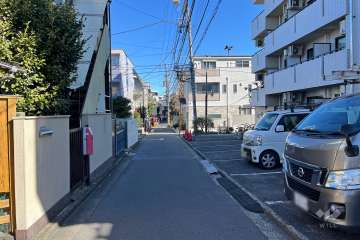 敷地西側の前面道路