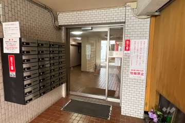 エントランスはオートロック付きです。