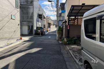 敷地の東側前面道路（北側から）