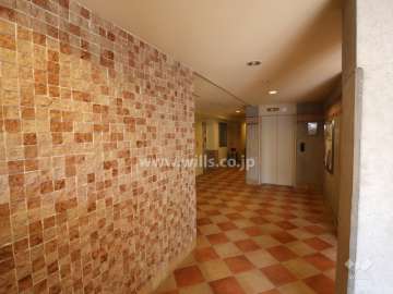 タイル張りのエントランスホール