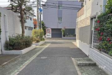 敷地の南西側前面道路（南東側から）