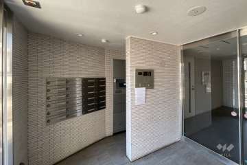 エントランスはオートロック付きです。