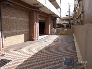 敷地南部分にある駐車場へのアプローチ