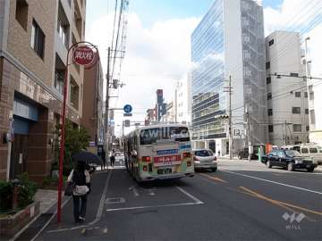 エントランスの目の前にバス停があります。