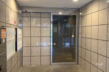 エントランスはオートロック付きです。