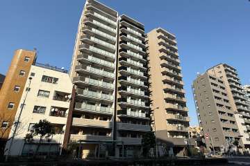 アクサス新宿タワーズイーストの外観（南西側から）