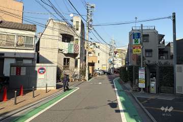 敷地の北西側前面道路（南西側から）