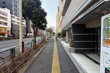 敷地の南側前面道路（東側から）