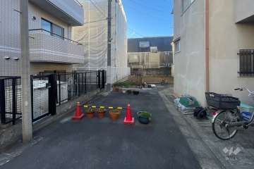 敷地西側の前面道路