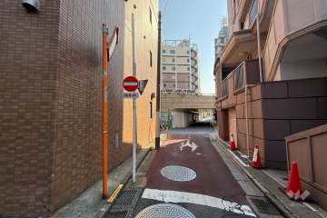 敷地西側の前面道路