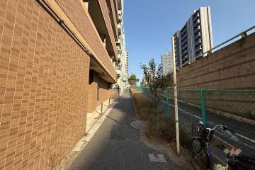 敷地南側の前面道路