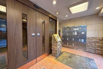 エントランスはオートロック付きです。