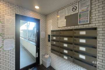 エントランスはオートロック付きです。