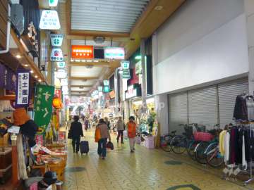 敷地の南側は賑やかな商店街です。