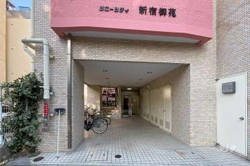 敷地入り口