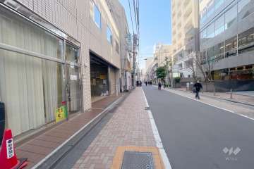 敷地北側の前面道路（東側から）