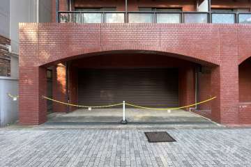 駐車場の出入り口（シャッター付き）