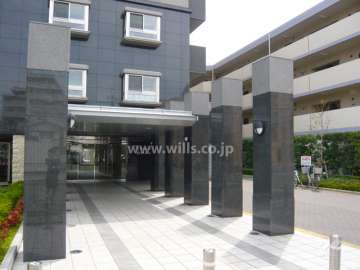 石柱が並ぶエントランスアプローチ