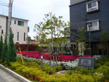 エントランス前の花壇スペース