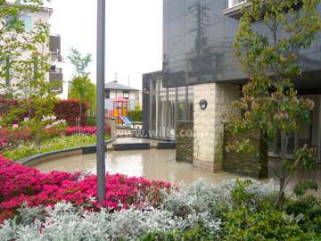 花壇の奥には水盤があります。