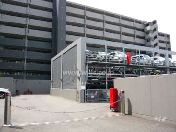 駐車場出入口にはロボットゲートが付いています。