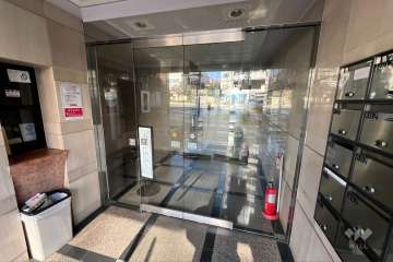 エントランスはオートロック付きです。