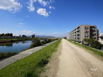 敷地の南西側には藻川が流れています。