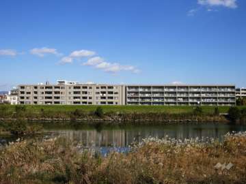 ジオ東園田町の遠景。北棟と南棟でバルコニーの形状が異なっています。