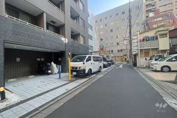 敷地西側の前面道路