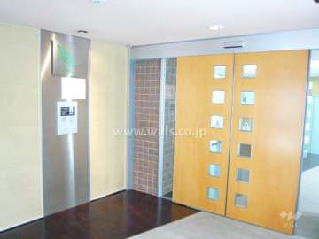 エントランスはオートロック付きです。