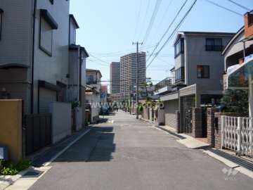 周辺はマンションと一戸建てが混在する静かな住宅地です。