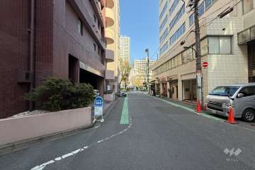 敷地東側の前面道路（南側から）