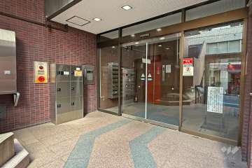 エントランスはオートロック付きです。